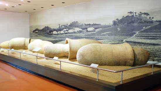 해창만을 끼고 있는 삼산면 옹관세력들의 유적으로 추정되는 삼산 신금마을 발굴 조사결과 해남의 옹관묘 세력과 일본세력과의 충돌이 있었을 것으로 추정된다. (영산강 유역에서 발굴된 대형 옹관묘)