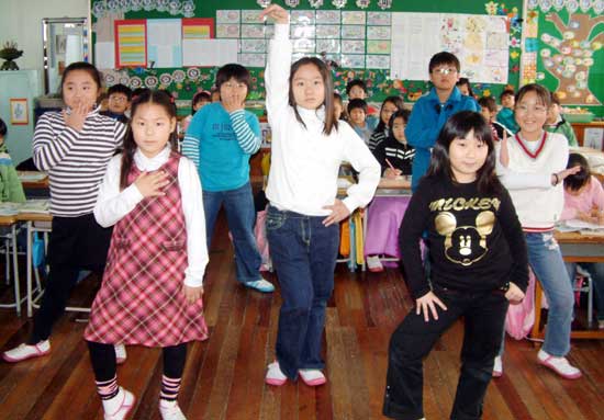 '춤이 있어 행복해'  같은반 학생들로 구성된 BG44는 춤과 함께 즐거운 4학년을 보내고 있다.