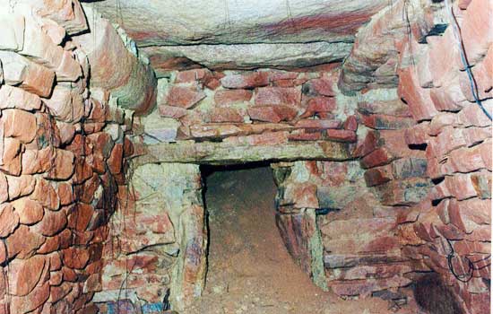 북일 전방후원분 내부 석실의 석벽이 일본에서와 같이 붉은 칠이 돼 있고 일본식 철갑옷편이 이곳에서 발견됐다.