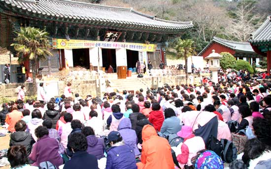 서울 도선사 신도 4500여명이 참가한 108산사 순례법회가 대흥사에서 개최됐다.