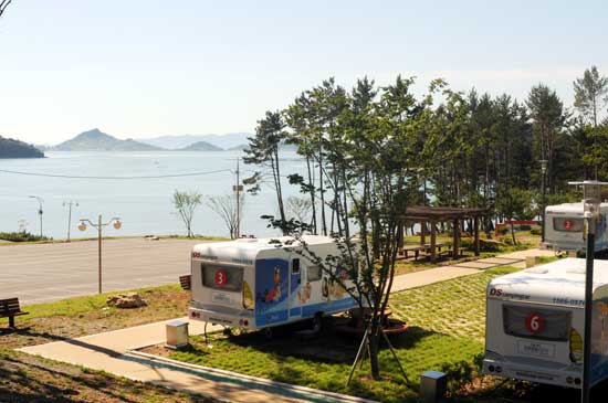 송호리 해수욕장에 오토캠핑장이 마련돼 관광객들에게 색다른 경험을 선사한다.