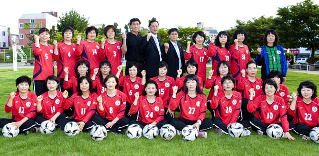 해남 최초 여성축구클럽이 11일 창단식을 갖고 매주 토요일 정기훈련에 들어갔다.