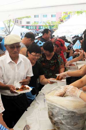 지난 18일 목포 하당에서 열린 전복 먹는날 지정 페스티벌 행사에 많은 사람들이 몰려 전복시식을 즐겼다.