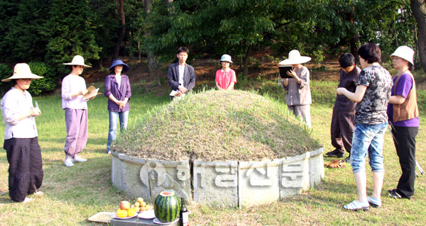 고정희 기념사업회 회원들이 묘지에 모여 고인의 시를 낭송하고 있다.