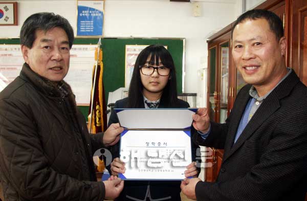 본사 이웅 대표이사가 순천향 지역신문상 상금 100만원을 황산고등학교 이수현 학생에게 장학금으로 전달했다.