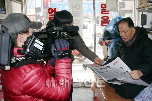KBS 촬영팀이 해남신문 독자들과 인터뷰를 하고 있다.