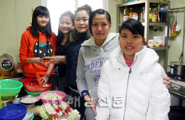 베트남 이주여성들이 베트남 음식을 가족들에게 대접하며 새해를 맞이했다. (왼쪽부터 팜티늉, 또우티지엔, 팜티타오, 응우엔티화이, 토우티닝 씨)