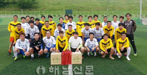 해남조기축구회와 (주)함소아제약 축구단이 친선교류전을 벌였다.