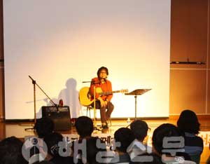 평화나비콘서트에서 가수 홍순관 씨가 관객들에게 노래를 들려주고 있다. 