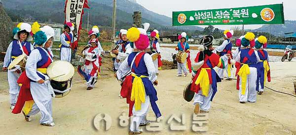 50여년만에 마을 장승을 복원한 북일면 삼성마을 주민들이 기념식에 앞서 풍물놀이를 하고있다.
