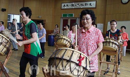 ▲ 노인복지관의 춤추는 난타교실에 참여한 노인들이 신나게 북을 치고 있다.