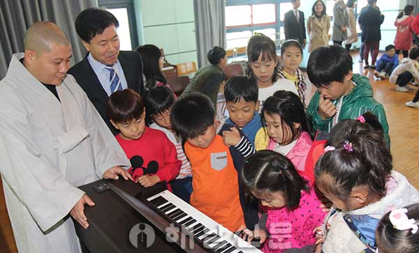▲ 삼산초 학생들이 대흥사에서 기증한 피아노를 치며 기뻐하고 있다.