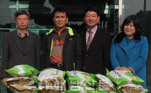 ▲ 산이면 경신오토바이센터 신강현 대표가 어려운 이웃들을 위해 쌀 550kg을 기부했다.