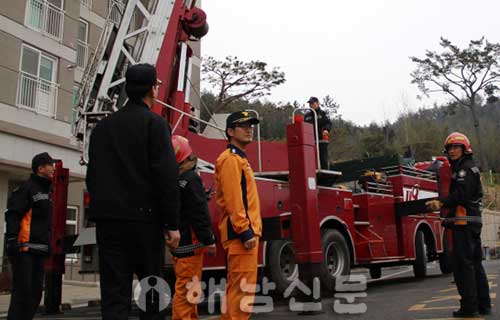▲ 해남소방서가 지난 14일 아파트 화재 대비 모의훈련을 실시했다.