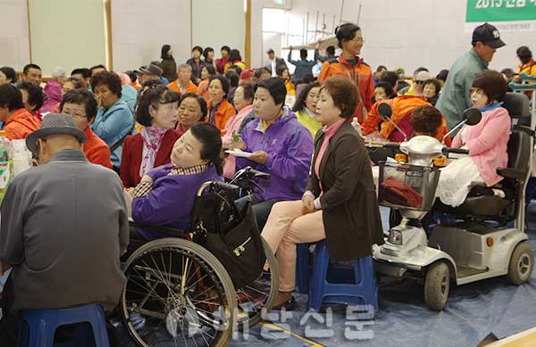 ▲ 육공회가 개최한 장애인 위안잔치에 방문한 장애인들이 식전행사를 즐기고 있다.