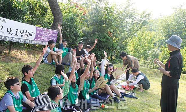 ▲ 추모문화제에 참가한 청소년자원봉사단 학생들이 고정희 시인에 관한 퀴즈를 풀고 있다.