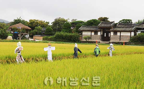▲ 조선시대의 모습이 남아있는 하회마을은 기와지붕과 초가지붕이 어울려 전통적인 모습을 보여준다.