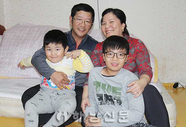 ▲ 이상원 씨 가족의 행복한 모습. 사진 아래 왼쪽이 5살 이진성 군, 오른쪽이 13살 레황푹 군.
