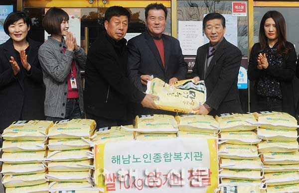 ▲ 해남58무술회가 노인복지단에 쌀 650kg을 기탁했다.