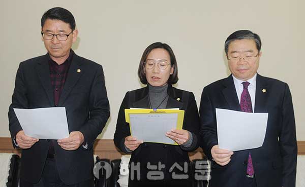 ▲ 이대배·김미희·서해근<사진 왼쪽부터> 의원이 지난 14일 기자회견을 갖고 박철환 군수 사퇴를 촉구했다.