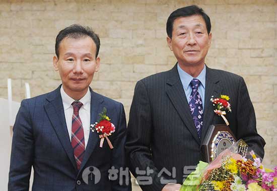 ▲ 박종백<왼쪽> 취임회장이 박형호 이임회장에게 재임기념패를 전달했다.