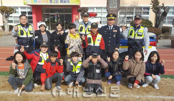 ▲ 삼산파출소가 삼산초등학교 졸업생들을 위한 경찰 체험 행사를 열었다.