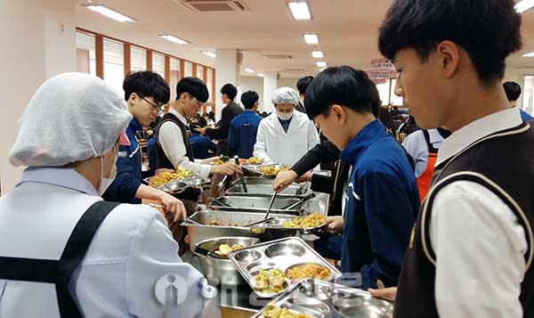 ▲ 해남교육지원청은 지난 5일 고등학교 급식현장을 불시 방문해 특별 안전점검에 나섰다.