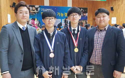 ▲ 해남공고 학생 2명이 전남기능경기대회에서 메달을 획득했다. (오른쪽 두 번째가 박준호 군, 이선욱 군)