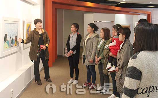 ▲ 결혼이주여성들이 해남문화원에서 열린 조선미 작가의 세월호 작품전을 관람하고 있다.