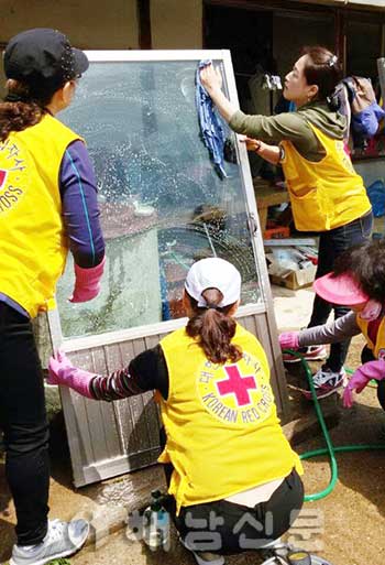 ▲ 적십자사 회원들이 봉사활동에 참여해 청소활동을 했다.