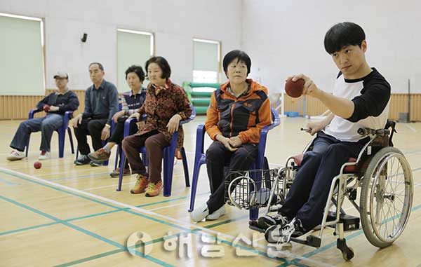 ▲ 해남군 보치아 선수들이 장애인체육대회를 앞두고 연습에 매진하고 있다.
