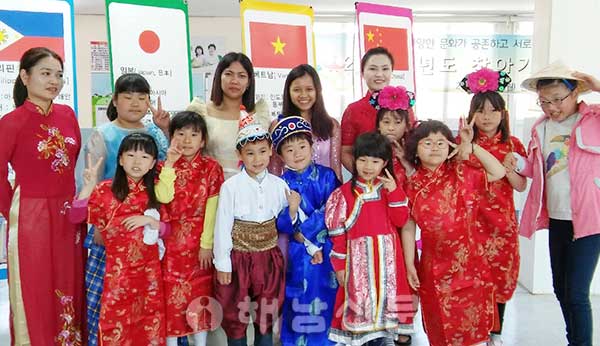 ▲ 현산남초등학교에서 지난달 24일 다문화이해교육이 실시됐다.