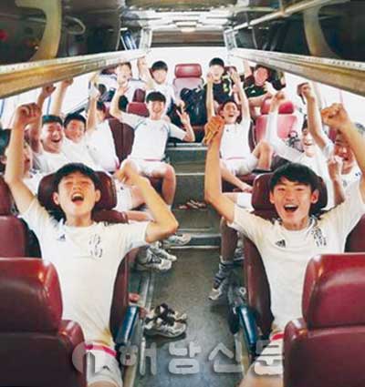 ▲ 해남중 축구부 학생들이 지난 20일 주말리그 경기를 이기고 해남으로 돌아오는 축구부 버스 안에서 환호하고 있다.