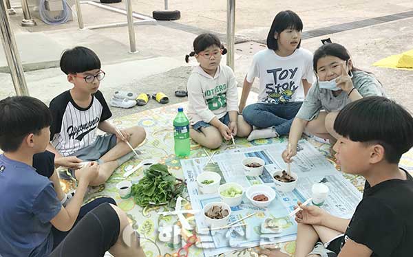 ▲ 현산남초 학생들이 지난달 31일 직접 가꾼 채소를 수확해 삼겹살 파티를 열었다.