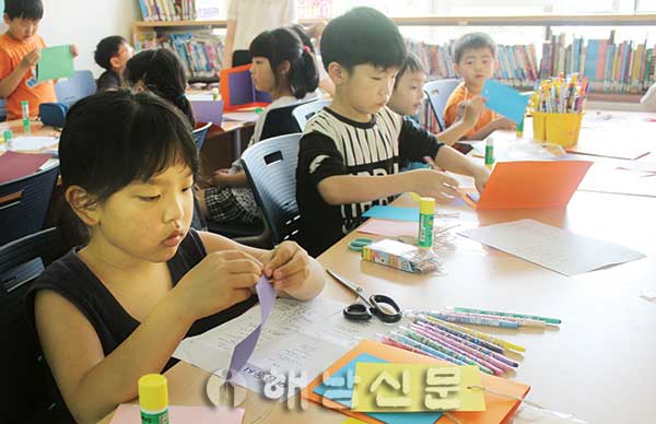 ▲ 지난달 23일 마산초등학교에서 해남공공도서관이 연계한 학교도서관 여름동시 수업이 진행됐다.