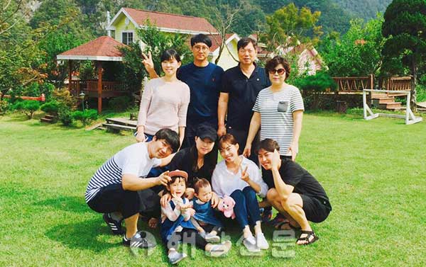 ▲ 박태영 씨(뒷줄 오른쪽 두번째)의 화목한 가족사진이 눈길을 끈다.