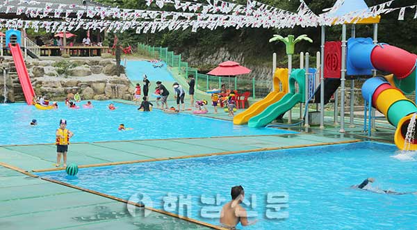 ▲ 북평면 동해김치마을 수영장은 지하수로 채워져 있으며 요금은 2000~4000원 선이다.