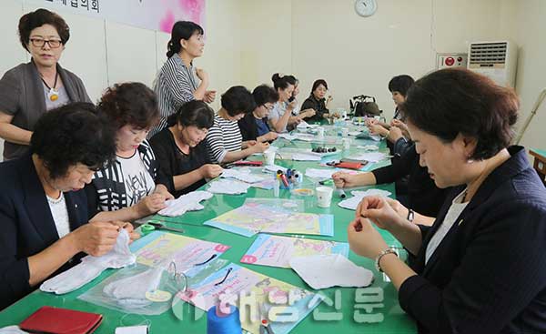 ▲ 해남군여성단체협의회 회원과 김종숙 군의원이 면생리대를 직접 바느질해 만들고 있다.