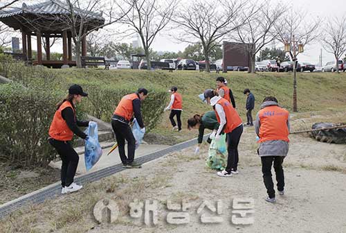 ▲ 대흥새마을금고 직원들이 봉사를 펼치고 있다.