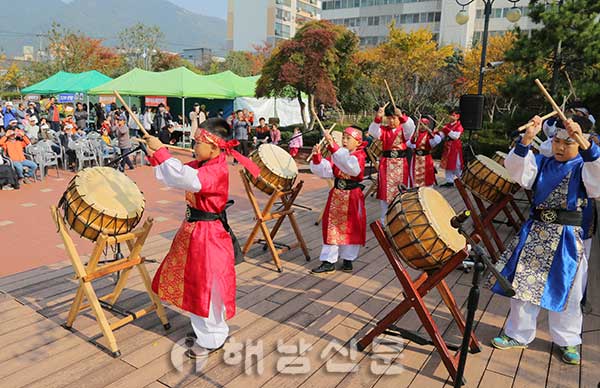 ▲ 마산초등학교 용전분교장 학생들이 제14회 새날문화축제에서 신나는 난타 공연을 펼치고 있다.