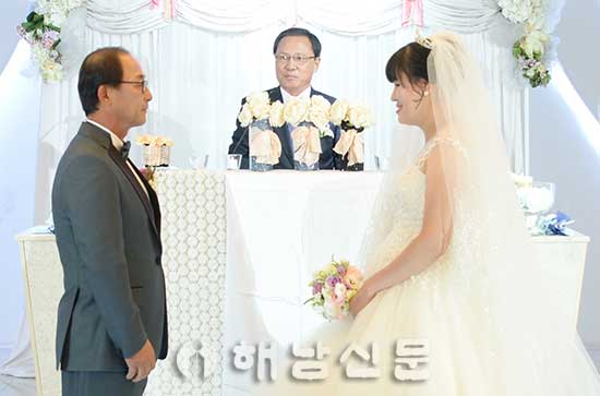 ▲ 박규천·도안티띠엠 씨가 지난 4일 광주 더파크림에서 결혼 10년만에 결혼식을 올렸다.