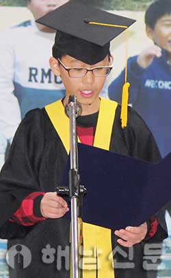 ▲ 화산남초 마지막 졸업식에서 마지막 졸업생인 명현빈 군이 감사의 편지를 낭독하고 있다.