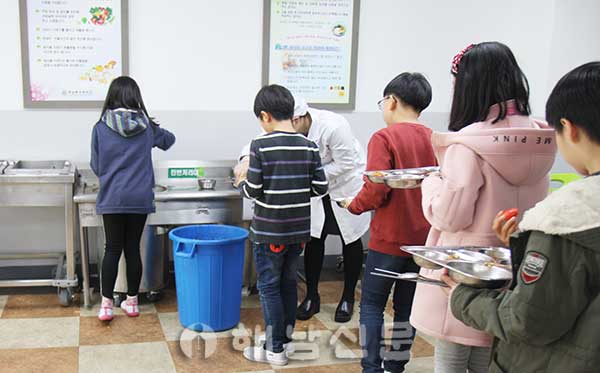 ▲ 한 초등학교에서 학생들이 급식 후에 잔반을 처리하고 있다.