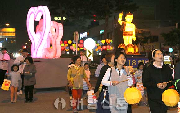 ▲ 2018년 해남군 연등문화축제가 열려 짜장면 나눔행사와 제등행렬이 펼쳐졌다.