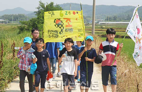 ▲ 옥천초 학생들이 지난 25일 한국전쟁 68주년을 맞아 6.25km 걷기 행사를 가졌다.