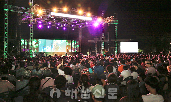 ▲ 한여름밤의 문화축제에 방문한 군민들이 가수 박완규 씨의 무대를 보며 더위를 날리고 있다.