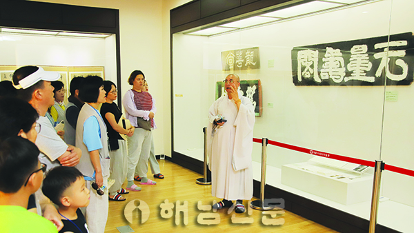 ▲ 정수스님이 대흥사 성보박물관에 보관된 유물들에 얽힌 이야기를 설명하고 있다.