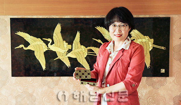 ▲ 맥간공예가 박소정 씨는 보릿대의 금빛 아름다움에 빠져 20여 년 동안 맥간공예의 길을 걷고 있으며 작품 해외 수출도 진행하고 있다.