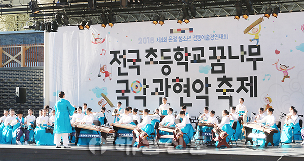 ▲ 서초국악관현악단이 지난달 29일 서울에서 열린 전국초등학교꿈나무 국악관현악 축제에서 대상을 수상했다.