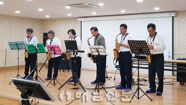 ▲ '해남 소리 모아' 회원들이 색소폰 연주를 통한 재능기부에 나서고 있다.